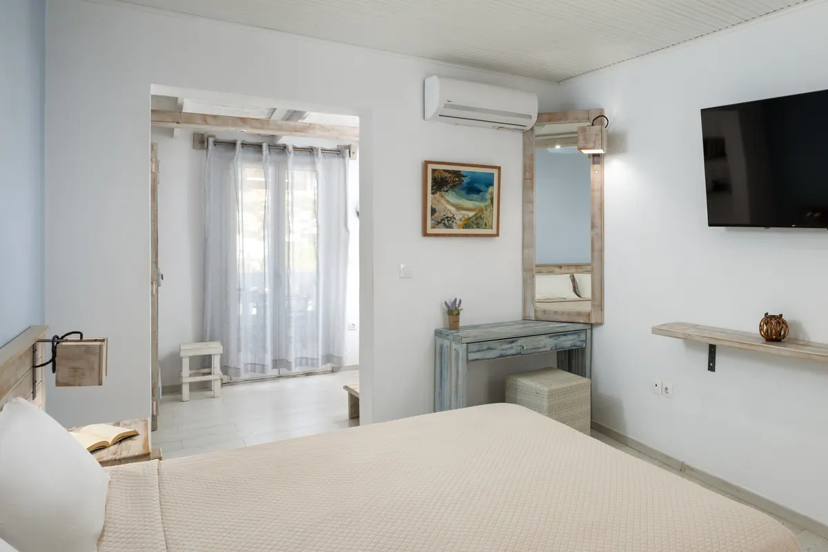 Υπνοδωμάτιο studio με κλιματιστικό πάνω από την πόρτα και παράθυρο με διπλά τζάμια, Bella Vista Design Studios, Μπατσί